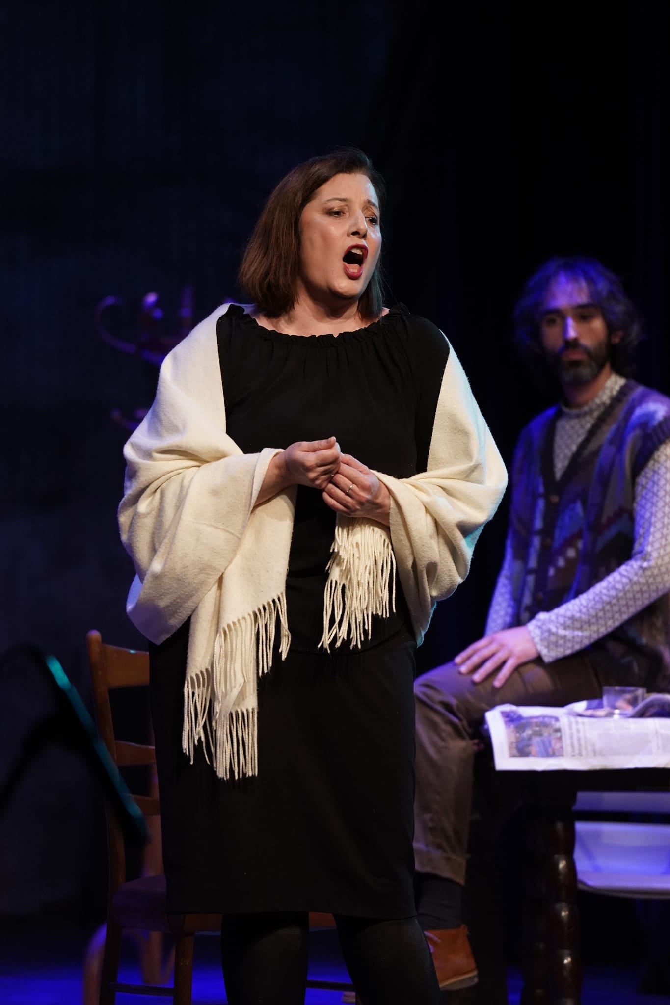 Vanessa Ayllón como Mimì en La bohème, junto a otros intérpretes en escena