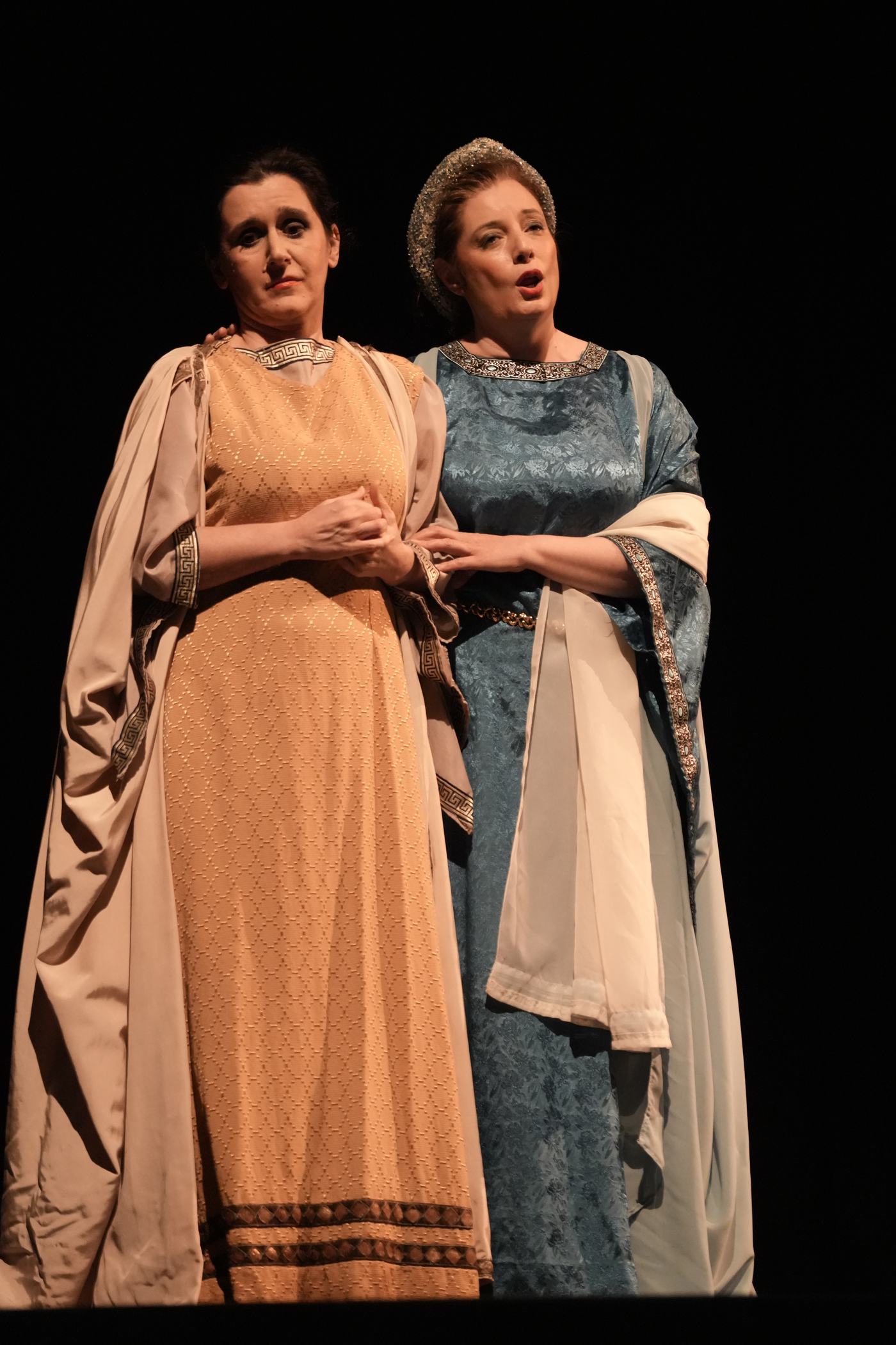Vanessa Ayllón en escena junto a otra cantante, con vestuario de época