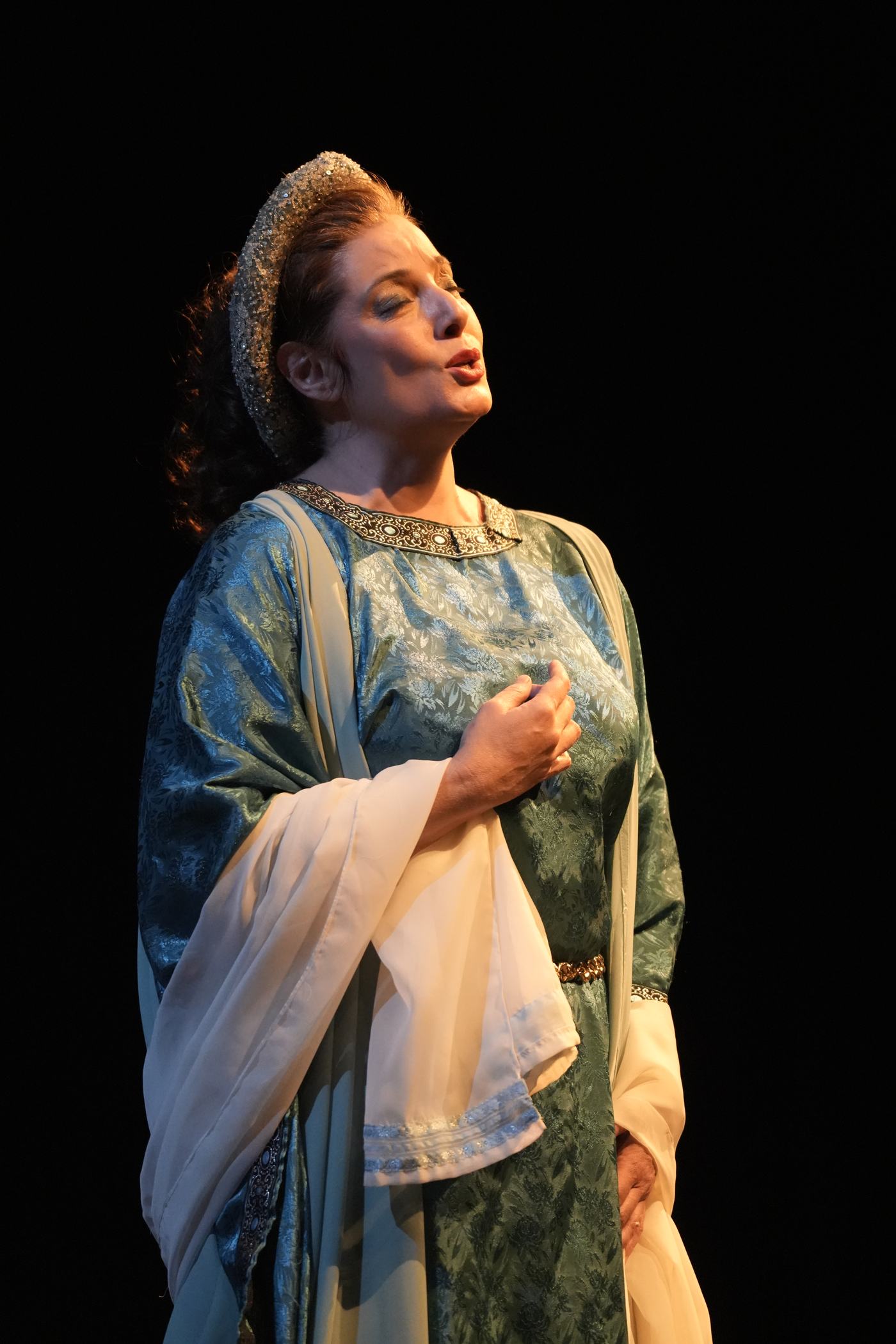 Vanessa Ayllón en escena con vestuario de época en tonos verdes y azules