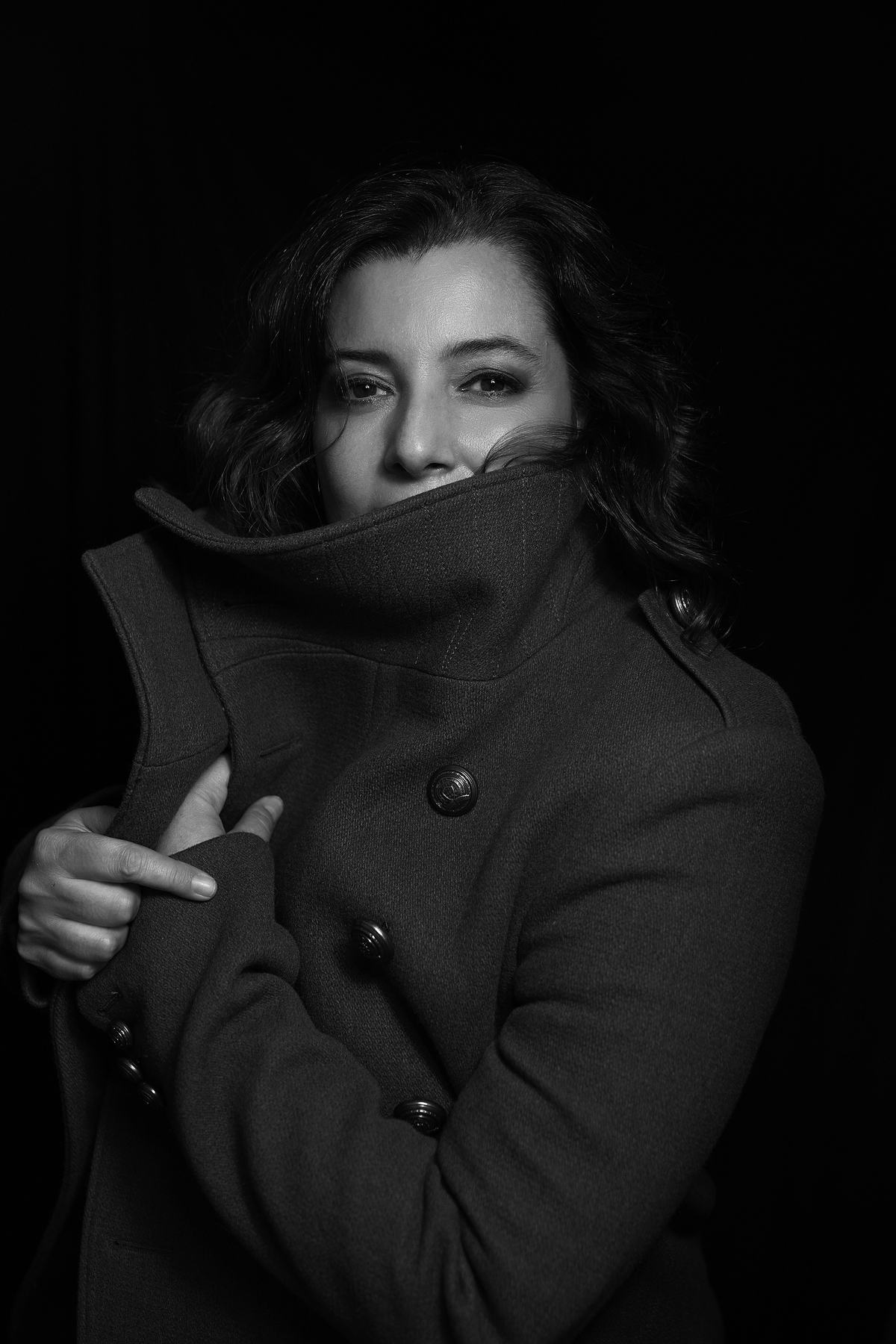 Retrato en blanco y negro de Vanessa Ayllón con abrigo de cuello alto